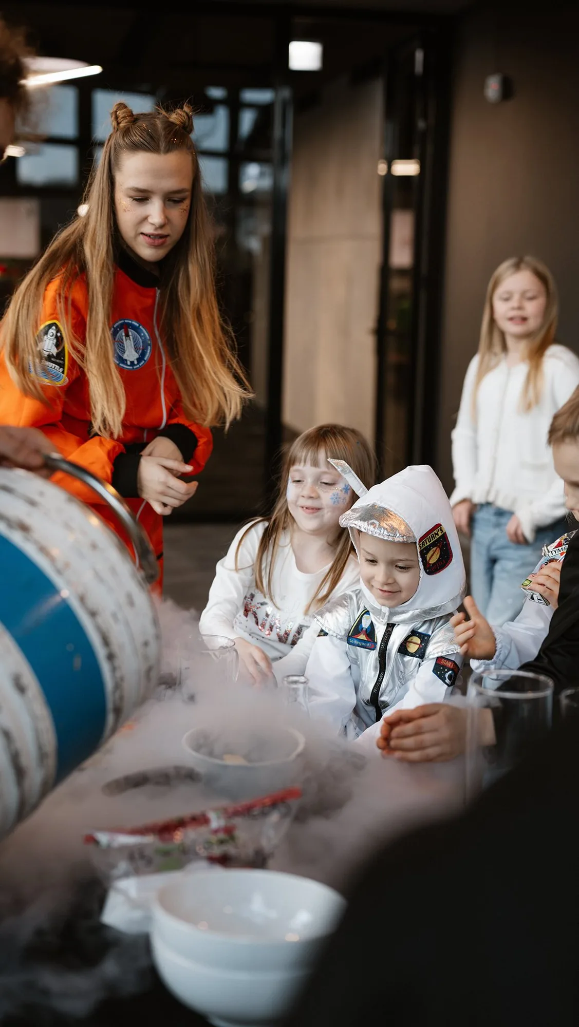 DOKI POKI KOSMINĖS KALĖDOS 🪐✨ Gaminome slaimą, laikėme ugnį rankose, darėme eksperimentus su azotu ir net patys gaminome ledus ir juos ragavome!!! . . . #dokipoki #dokipokipersonazai #renginiaiseimai #imoniurenginiai #kaledusenelis