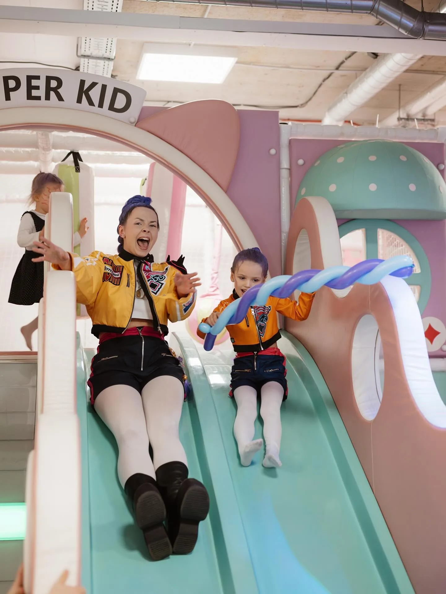 Būta pašėlusiai smagaus vakarėlio su Rumi! 🤪💜 . . . #dokidoki #dokipokipersonazai #personazai #rumidemonumedziotoja #rumidemonhunters