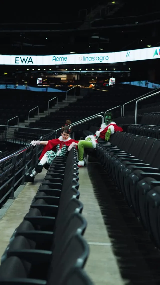 Kaip Grinčas vogė Kalėdas Žalgirio arenoje 🎄🤪 @zalgirioarena x @dokipoki_personazai . . . #dokipoki #dokipokipersonazai #grincas #grinčasvogėkalėdas #zalgirioarena