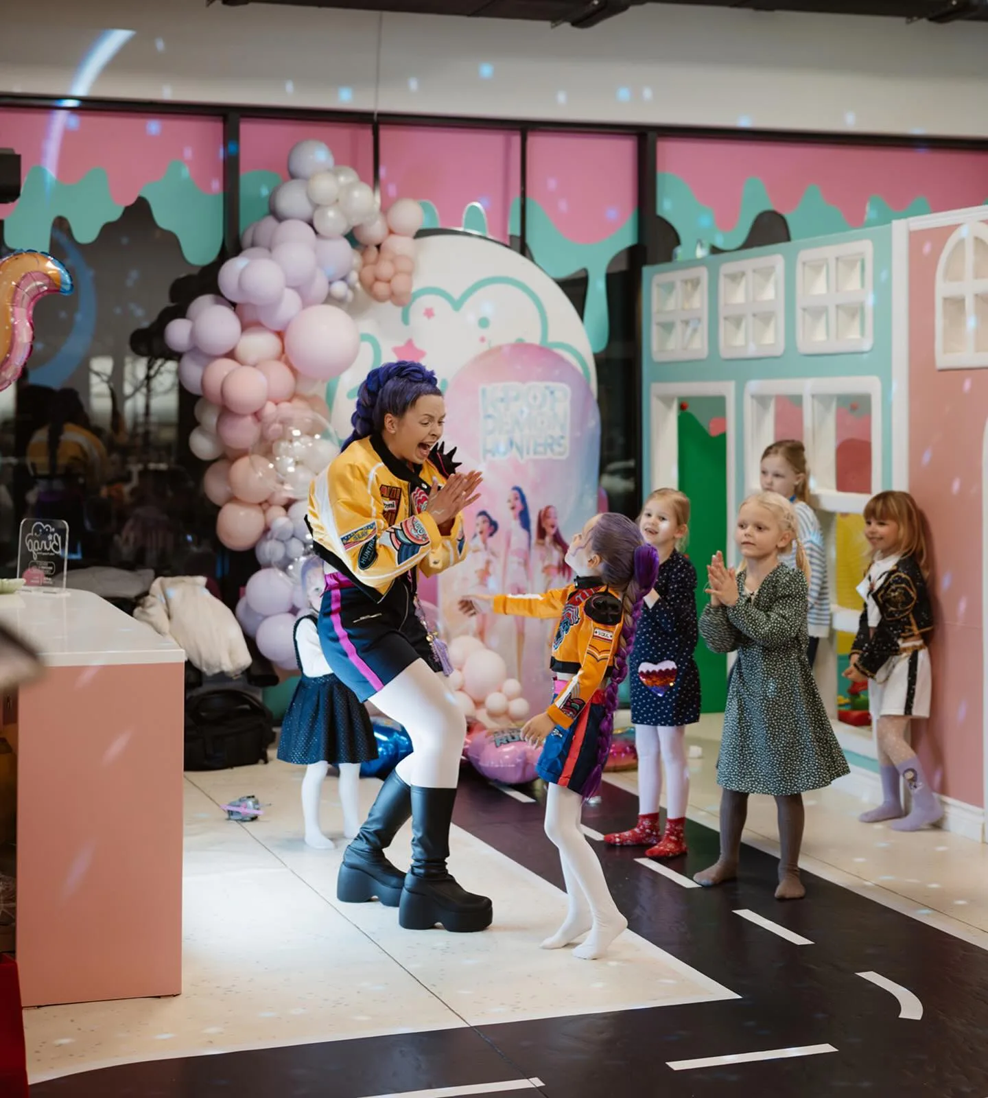 Pasikviesk Rumi ir TU į savo šventę 💜 ✨ Šokanti ir dainuojanti Rumi ✨ Huntrix tatuiruotės ir šukuosenos ✨ Slapčiausios Demonų Medžiotojų misijos @dokipoki_personazai . . . #dokidoki #dokipokipersonazai #personazai #rumidemonumedziotoja #rumidemonhunters