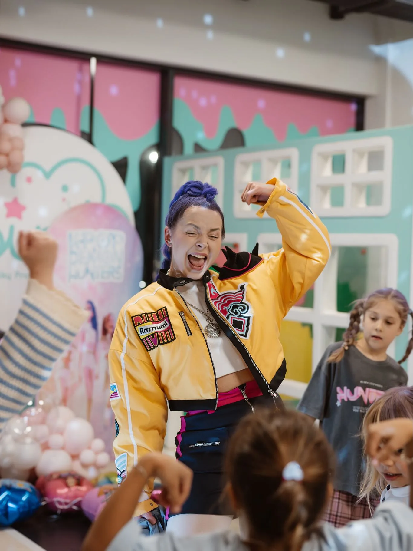 Ir pagaliau pristatome mūsų naujausią personažą Rumi iš Demon Hunters!!! Ilgai dirbome prie šio kostiumo, tad tikimės, kad Jums patiks 💜 @dokipoki_personazai . . . #dokipoki #dokipokipersonazai #personazai #rumidemonhunters #rumipersonazas