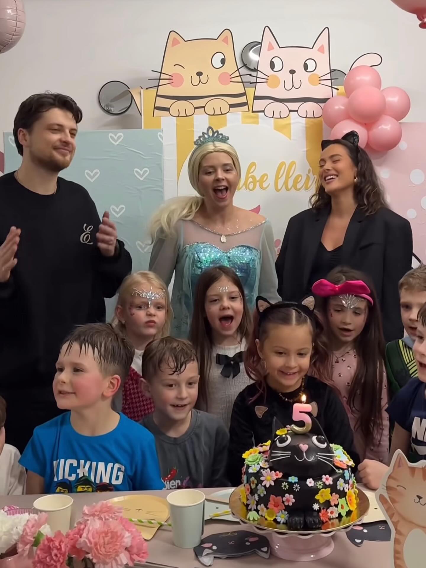 Sveikiname Isabellę su 5-uoju gimtadieniu!!! Linkime ir toliau būti tokiai protingai, draugiškai ir mielai mergaitei 💫🤍✨ . . . #dokipoki #dokipokipersonazai #personazas #elza #karolinameschino