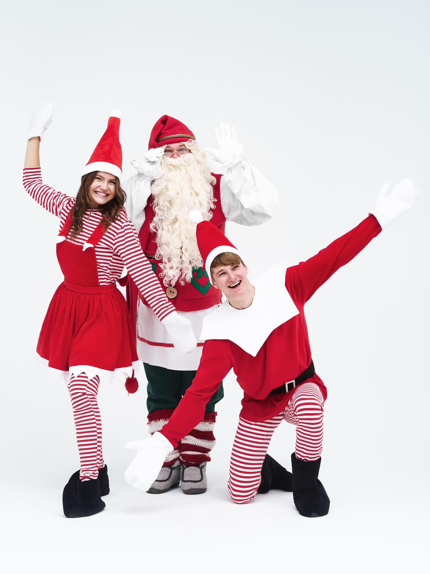 Kalėdų Senelis su savo šauniaisiais Elfais jau visų Jūsų pasiilgo ir nekantrauja Jus visus apkabinti ❤️ @dokipoki_personazai . . . #dokipoki #dokipokipersonazai #personazai #personazaivaikams #renginiaivaikams #kaledos #kaledusenelis #kaledusenelisinamus #kaledusenelisidarzelius #kaledusenelisimonems