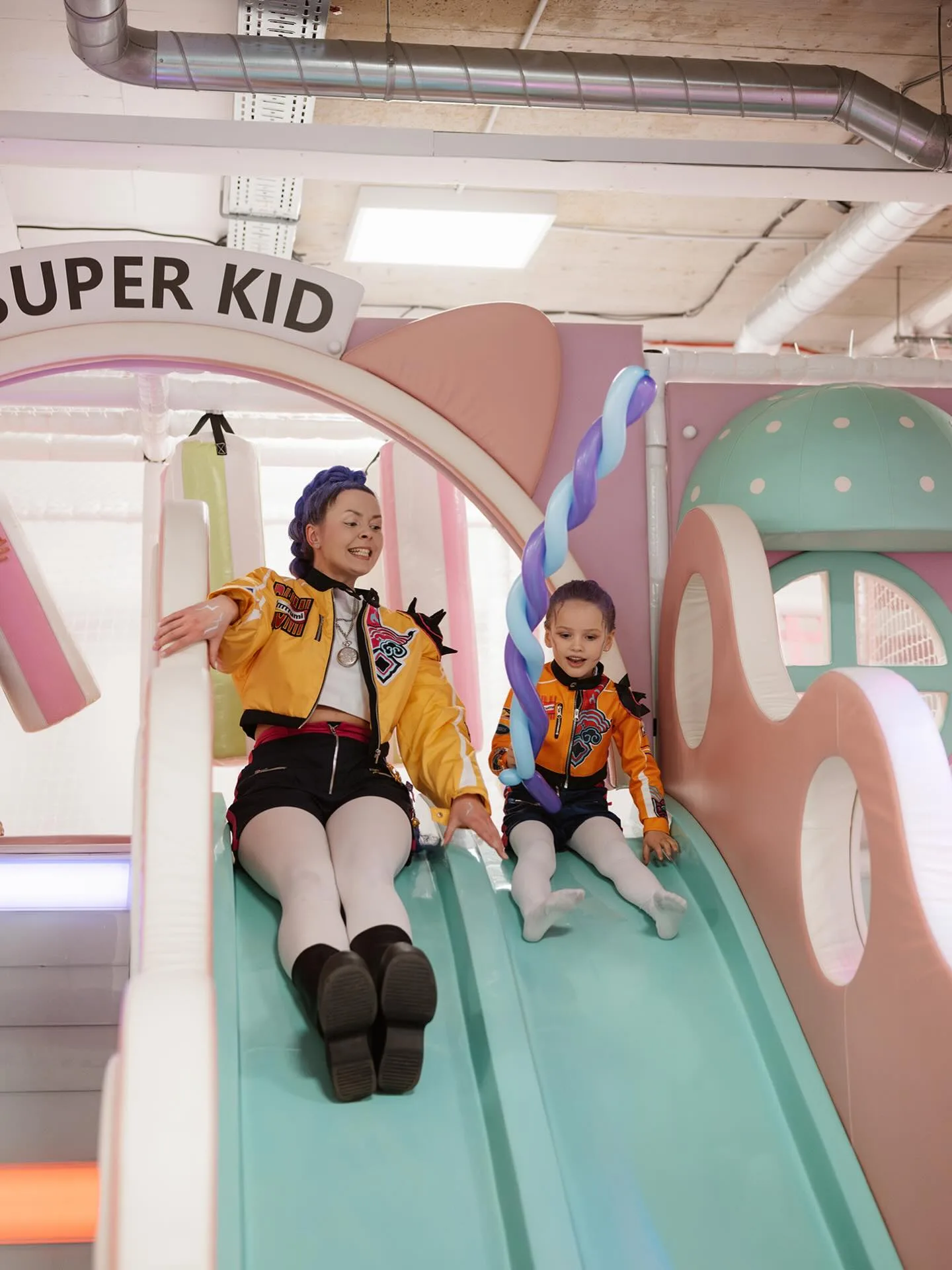 Ir dar kartą sveikiname Oliviją su 5-uoju gimtadieniu! 💜✨ Ir labai džiaugiamės, kad turime tiek daug mažųjų draugų su kuriais susitinkame per jų visas svarbiausias šventes 💜 @vysniog x @dokipoki_personazai . . . #dokidoki #dokipokipersonazai #personazai #rumidemonumedziotoja #rumidemonhunter