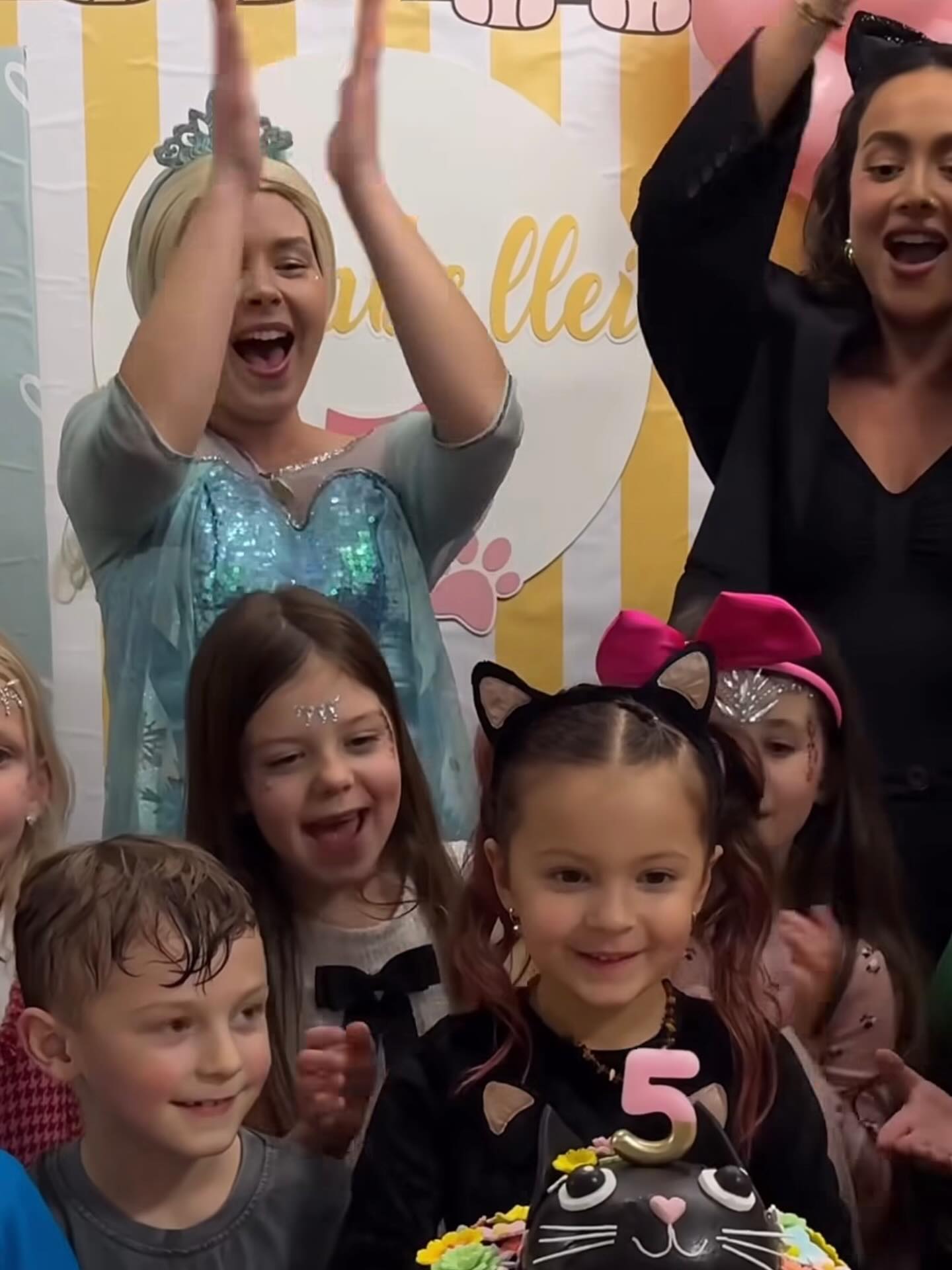 AČIŪ @karolinameschino už tokį pasitikėjimą ir tokią gražią draugystę tiek metų 🥹🤍 Džiaugiamės galėdami būti Isabelles gimtadienių dalimi! . . . #dokipoki #dokipokipersonazai #personazaselza #vaikogimtadienis #karolinameschino