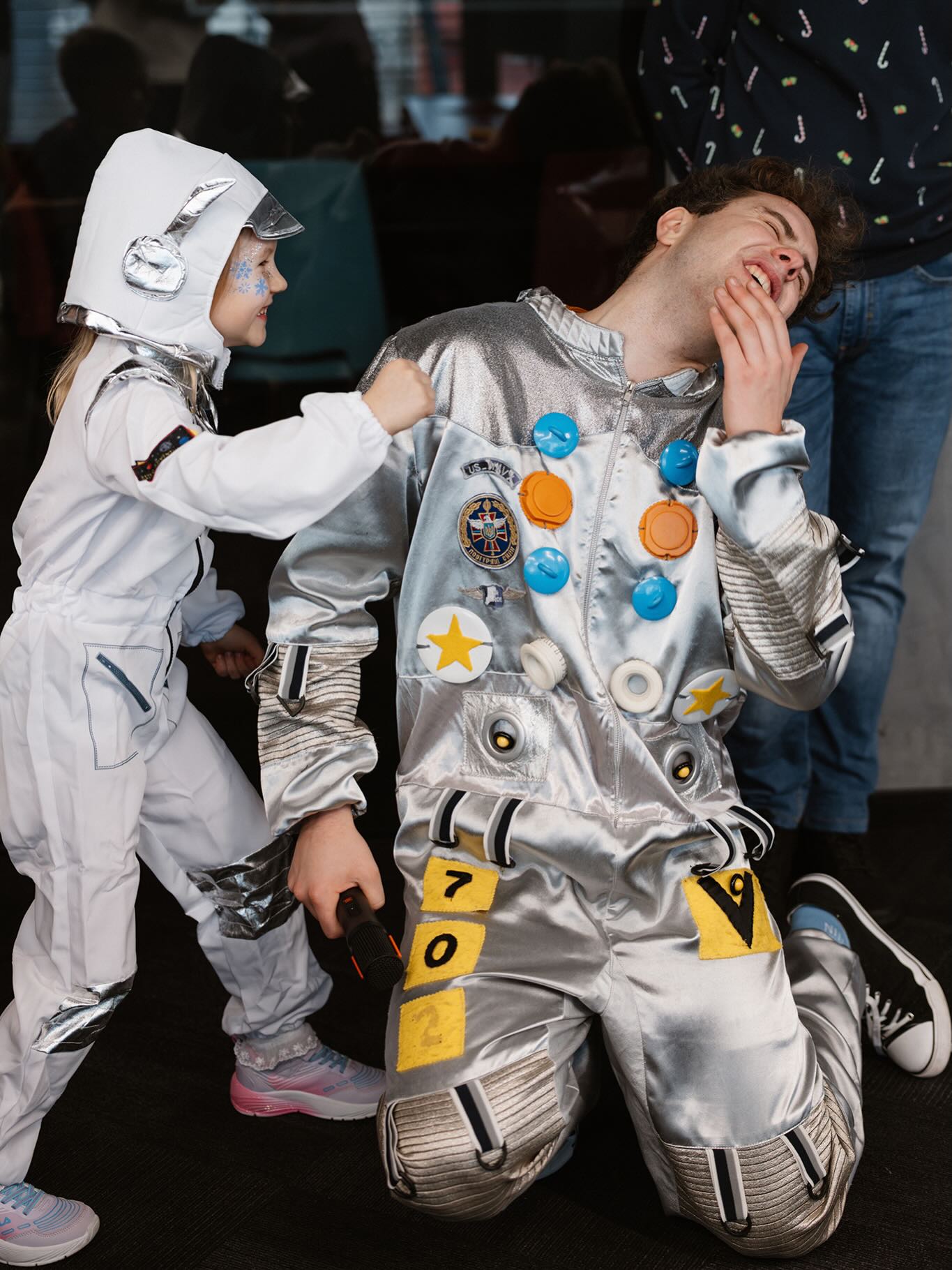 Jau tikrai drąsiai galime pasakyti, kad įmonių renginiai yra tapę mūsų vizitine kortele 👻 Ir šokame iš laimės, kai atvykstame jau kokį penktą kartą pas tuos pačius klientus! Tuomet jaučiamės jau kaip namie 🤍 AČIŪ JUMS, už tokį pasitikėjimą mumis! . . . #dokipoki #dokipokipersonazai #renginiaiseimai #eksperimentaivaikams #imoniurenginiai