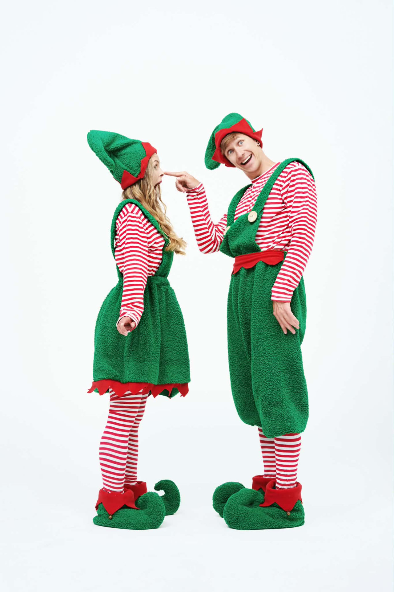 DokiPoki elfas žaismingai paliečia elfės nosį
