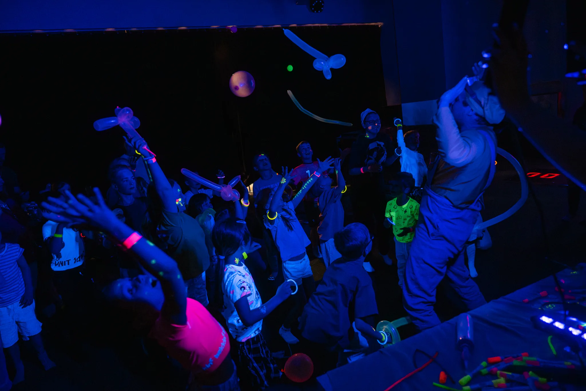 Neoninė vaikų programa renginyje